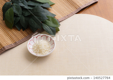 一幅描繪神道教祭祀儀式的靜物攝影作品,神聖的榊樹枝和米飯並排擺放 | 一幅展現純粹祈禱的日本靜物攝影作品 一幅描繪神道教祭祀儀式的靜物攝影作品,神聖的榊樹枝和米飯並排擺放 | 一幅展現純粹祈禱的日本靜物攝影作品 140527764