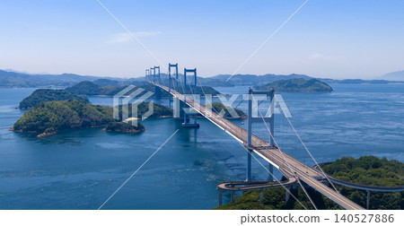 橫跨瀨戶內海的來島海峽大橋的橋塔。 橫跨瀨戶內海的來島海峽大橋的橋塔。 140527886