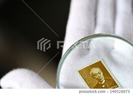 圖片展示了一位集郵愛好者及其現場鑑定和購買服務。 140528073