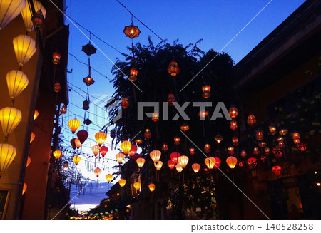 越南會安的街景,燈籠點綴其間 越南會安的街景,燈籠點綴其間 140528258