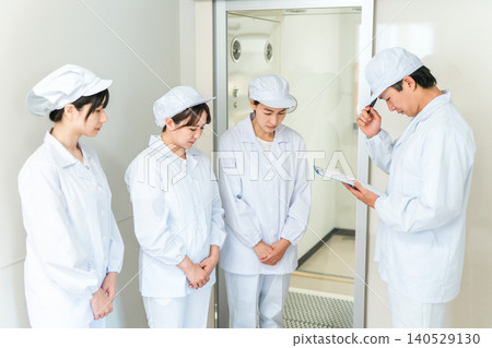 Workers working in factories with air showers and clean rooms (roll call and confirmation) 140529130