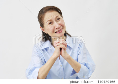 白色背景上的老婦人乞討 140529366