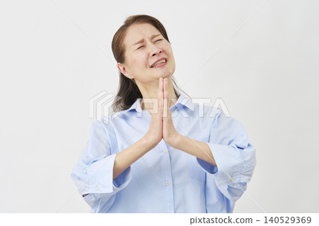 白色背景上的老婦人乞討 140529369
