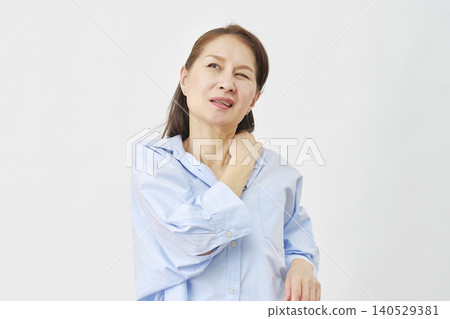 白色背景上的女性肩膀疼痛 140529381