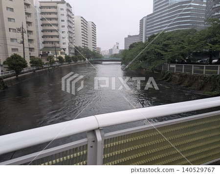 暴雨導致河水暴漲至危險水位。 140529767