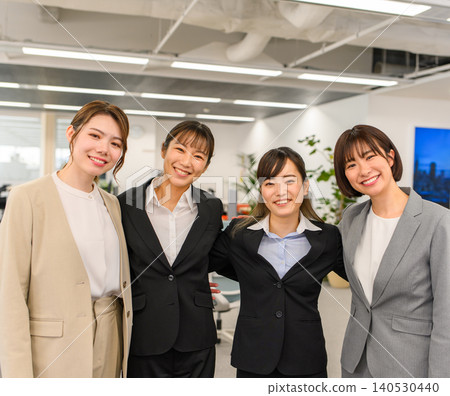 一群日本女性在辦公室微笑 140530440