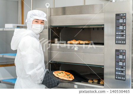 麵包廠或食品廠穿著防塵服或潔淨服工作的男子 麵包廠或食品廠穿著防塵服或潔淨服工作的男子 140530465