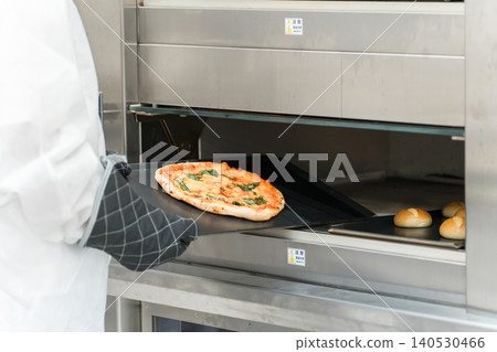 身穿防塵服、潔淨服的麵包廠或食品加工廠工人的手。 身穿防塵服、潔淨服的麵包廠或食品加工廠工人的手。 140530466