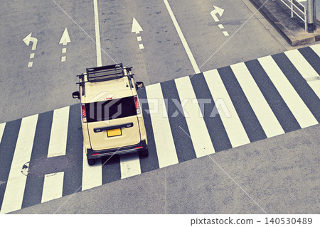 道路、十字路口、行人穿越道、汽車 道路、十字路口、行人穿越道、汽車 140530489