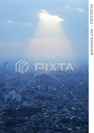 陽光透過雲層灑在城市景觀上:東京的街道讓人聯想到希望與未來。 陽光透過雲層灑在城市景觀上:東京的街道讓人聯想到希望與未來。 140530550