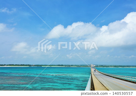 沖繩宮古島來馬大橋和藍天大海 140530557