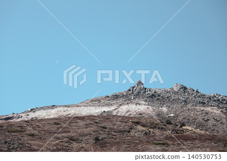 查烏斯山的嶙峋山峰、蔚藍的天空和一彎新月。 查烏斯山的嶙峋山峰、蔚藍的天空和一彎新月。 140530753
