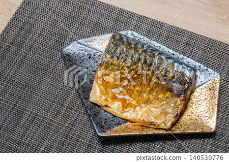與鹽的烤鯖魚 140530776