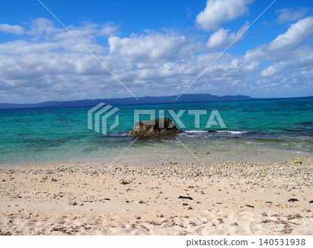 沖繩八重山群島黑島清澈碧綠的海水。 沖繩八重山群島黑島清澈碧綠的海水。 140531938