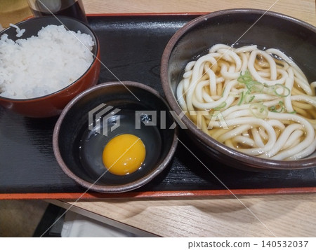 在火車站內的站立式烏龍麵店點了雞肉天婦羅烏龍麵套餐。 在火車站內的站立式烏龍麵店點了雞肉天婦羅烏龍麵套餐。 140532037