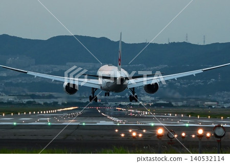 大阪機場千里河堤岸 強大的夜間登陸風景 140532114