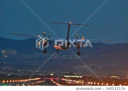 大阪機場千里河堤岸 強大的夜間著陸景觀 大阪機場千里河堤岸 強大的夜間著陸景觀 140532119