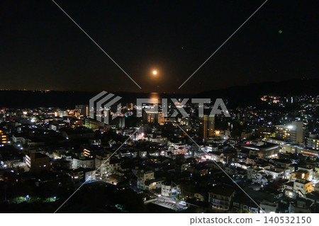 Night view of the town of Ito Onsen, Shizuoka Prefecture Night view of the town of Ito Onsen, Shizuoka Prefecture 140532150