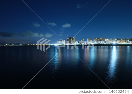 從越江漁港望去,江之島大橋和富士山的輪廓在夜晚沐浴在藍色的燈光中。 從越江漁港望去,江之島大橋和富士山的輪廓在夜晚沐浴在藍色的燈光中。 140532434
