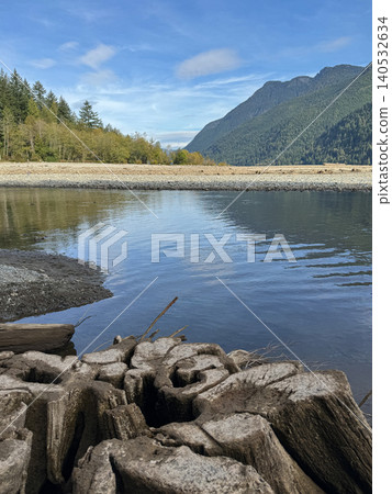 湖邊的一棵樹樁和平靜的湖面:加拿大山地風景。 湖邊的一棵樹樁和平靜的湖面:加拿大山地風景。 140532634