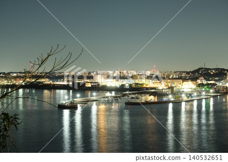 從江之島眺望片瀨江之島站和片瀨漁港一帶的夜景。 從江之島眺望片瀨江之島站和片瀨漁港一帶的夜景。 140532651