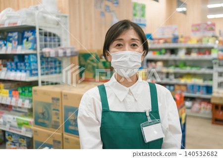 super, supermarket, salesperson 140532682
