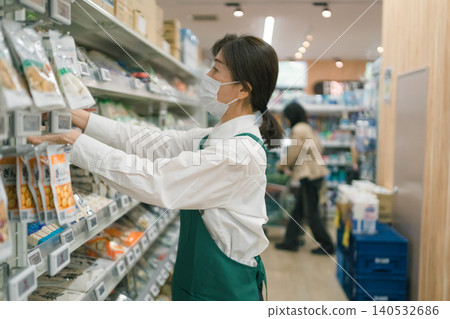 super, supermarket, salesperson 140532686