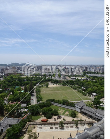 從姬路城天守閣可以俯瞰下方城鎮的壯麗景色。 從姬路城天守閣可以俯瞰下方城鎮的壯麗景色。 140532697