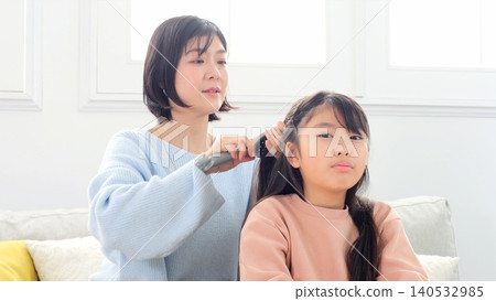 The image of tying your hair 140532985