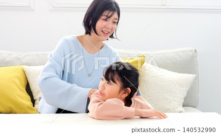 The image of tying your hair The image of tying your hair 140532990