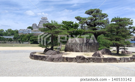 A view of the main keep and monument of Himeji Castle, a World Heritage Site, from San-no-maru Square. A view of the main keep and monument of Himeji Castle, a World Heritage Site, from San-no-maru Square. 140533142