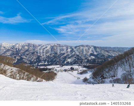 Hakuba Norikura Onsen Ski Resort, Wakakuri Central Slope and winter scenery of snow-covered mountains (Otari Village, Nagano Prefecture) Hakuba Norikura Onsen Ski Resort, Wakakuri Central Slope and winter scenery of snow-covered mountains (Otari Village, Nagano Prefecture) 140533268