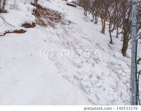 在白馬乘鞍溫泉滑雪場(長野縣小谷村)觀察到小型雪崩痕跡 在白馬乘鞍溫泉滑雪場(長野縣小谷村)觀察到小型雪崩痕跡 140533276