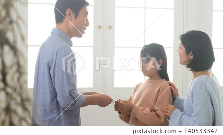 New Year's money relatives family image New Year's money relatives family image 140533342