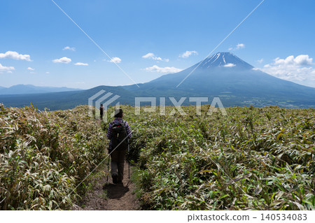 Mount Ryugatake: A mountain you can climb while gazing at Mount Fuji. Mount Ryugatake: A mountain you can climb while gazing at Mount Fuji. 140534083
