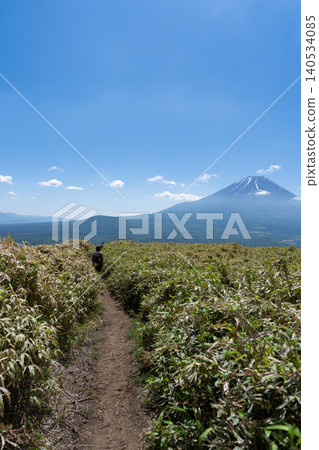 Mount Ryugatake: A mountain you can climb while gazing at Mount Fuji. Mount Ryugatake: A mountain you can climb while gazing at Mount Fuji. 140534085