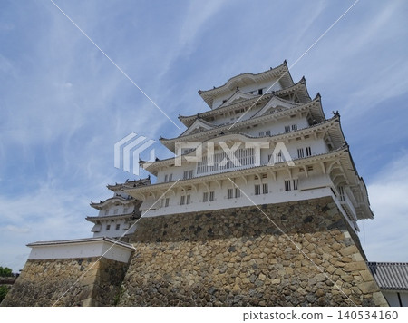 From Bizenmaru, the main keep of Himeji Castle, along with the connected smaller keeps of Inui and Nishi, shine brightly against the blue sky. 140534160
