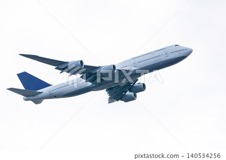 一架巨型噴射客機正起飛前往海外目的地。 140534256