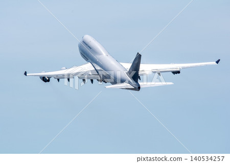 一架巨型噴射客機正起飛前往海外目的地。 140534257