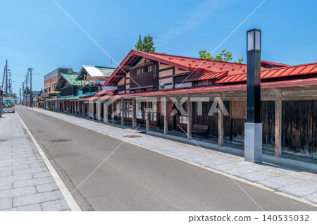 【黑石市中町久美世通】久美世通兩旁林立著酒廠、米店、和服店等商鋪，讓人得以一窺江戶時代普通百姓的生活。 140535032