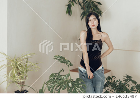 身穿泳衣和牛仔服的女士。 140535497