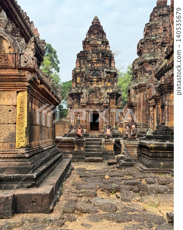 女王宮殿（Banteay Srei），吳哥窟建築群中央聖殿附近的守護神廟。 140535679
