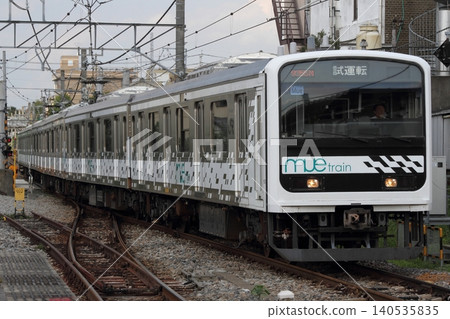 一列209系列MUE列車駛入栞車站。 一列209系列MUE列車駛入栞車站。 140535835