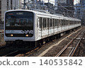 一列209系列MUE列車駛過新大久保站。 140535842