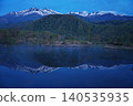 Before dawn at Ichinose Park in Norikura Highlands, a view of Mount Norikura reflected in the water from Maime Pond. 140535935