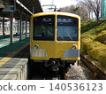 西武鐵道新101系列241F型列車停靠在西武急行前站前。 140536123