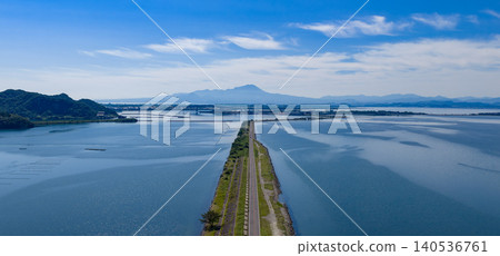 俯瞰中海湖附近大山的堤防公路 俯瞰中海湖附近大山的堤防公路 140536761