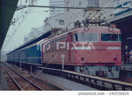 在日本國鐵(JNR)的最後幾年裡,20系列客車停靠在大阪站。臨時臥舖特快列車「日本海」由EF81 126號機車(1986年)牽引。 在日本國鐵(JNR)的最後幾年裡,20系列客車停靠在大阪站。臨時臥舖特快列車「日本海」由EF81 126號機車(1986年)牽引。 140536928