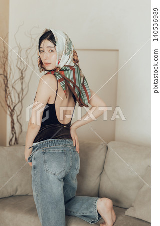 身穿泳衣、頭戴牛仔圍巾的女子。 140536989