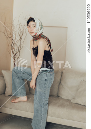 身穿泳衣、頭戴牛仔圍巾的女子。 140536990
